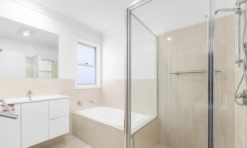 Stables Way, House & Granny Flat, Main Residence Bathroom