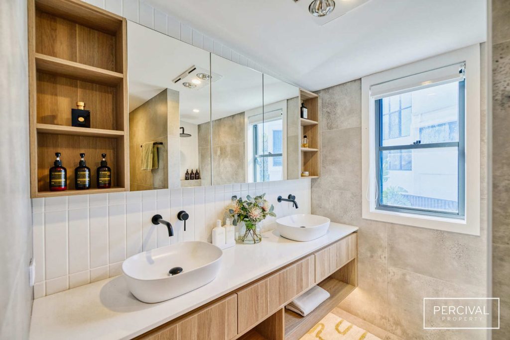 Transit Hill House Main Bathroom