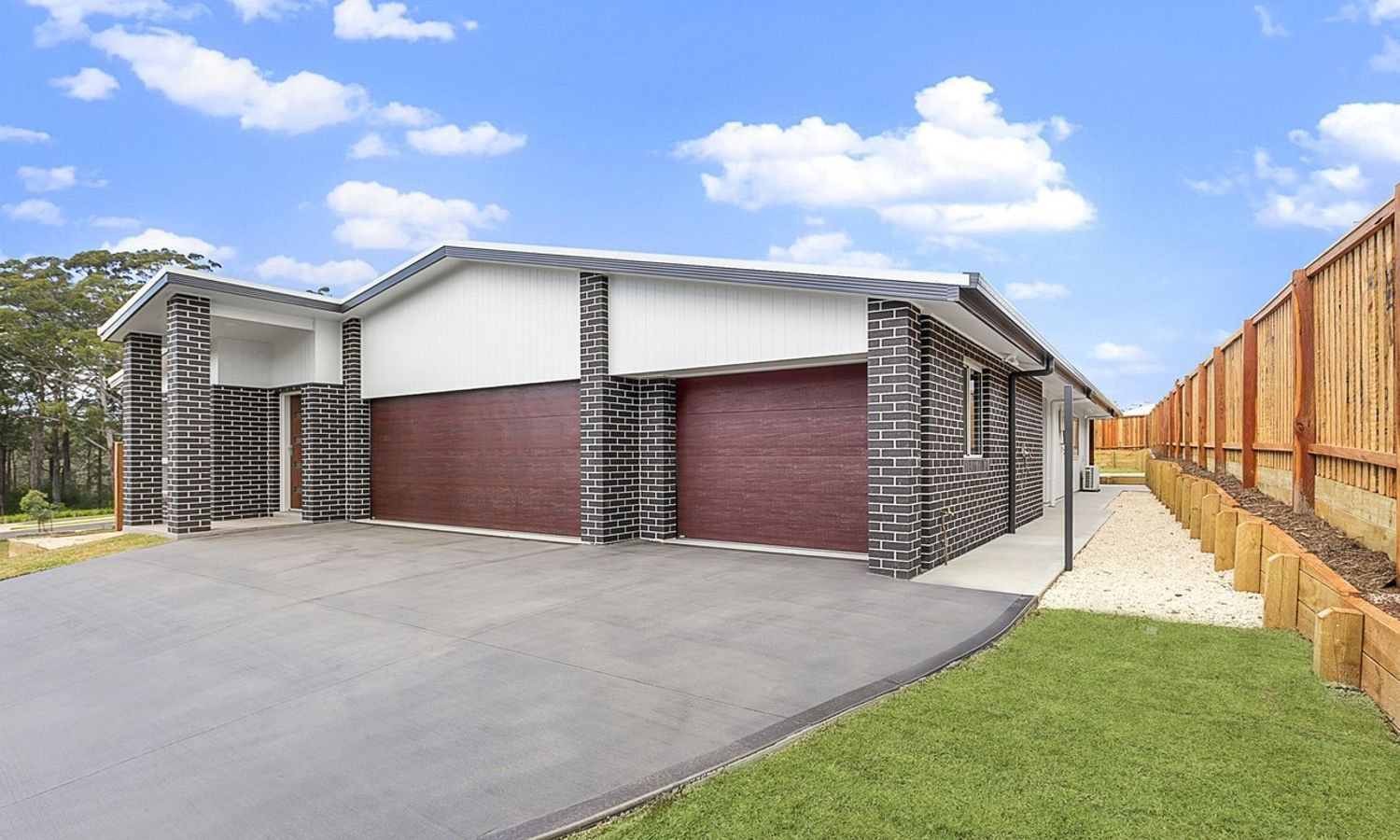 Entry View of Stables Way House and Granny Flat